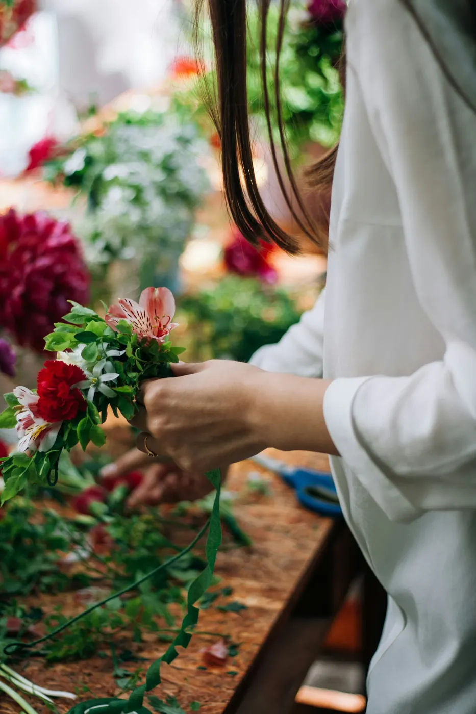 Mains qui composent un bouquet de roses