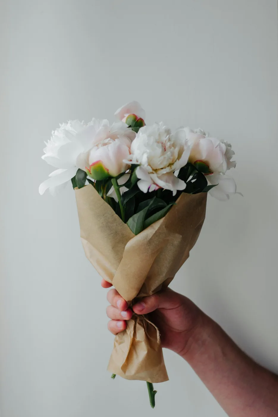 Bouquet de fleurs blanches tenu à la main