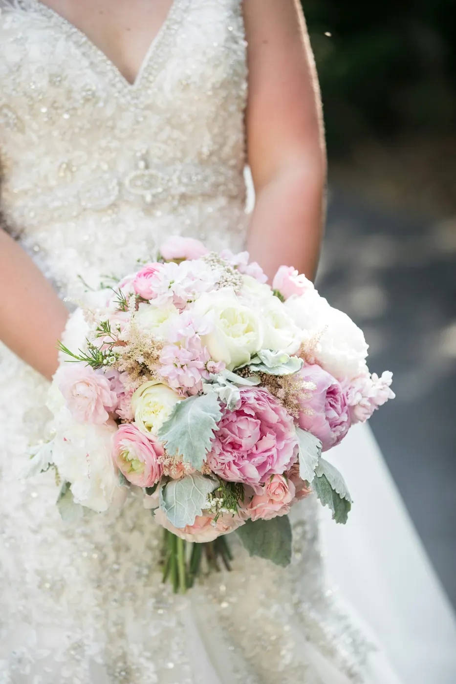 Mariée tenant un bouquet rose